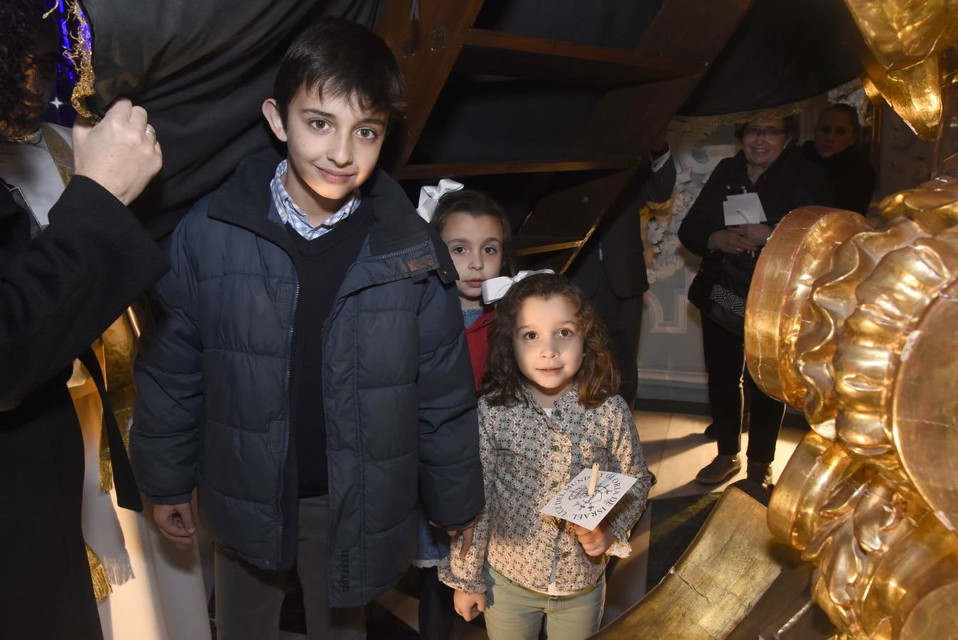 Centenares de fieles pasan bajo el manto de la Virgen de los Dolores de Córdoba